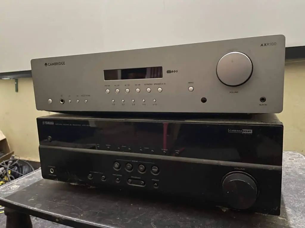 Picture of YHT 1840 and cambridge audio AXR 100.